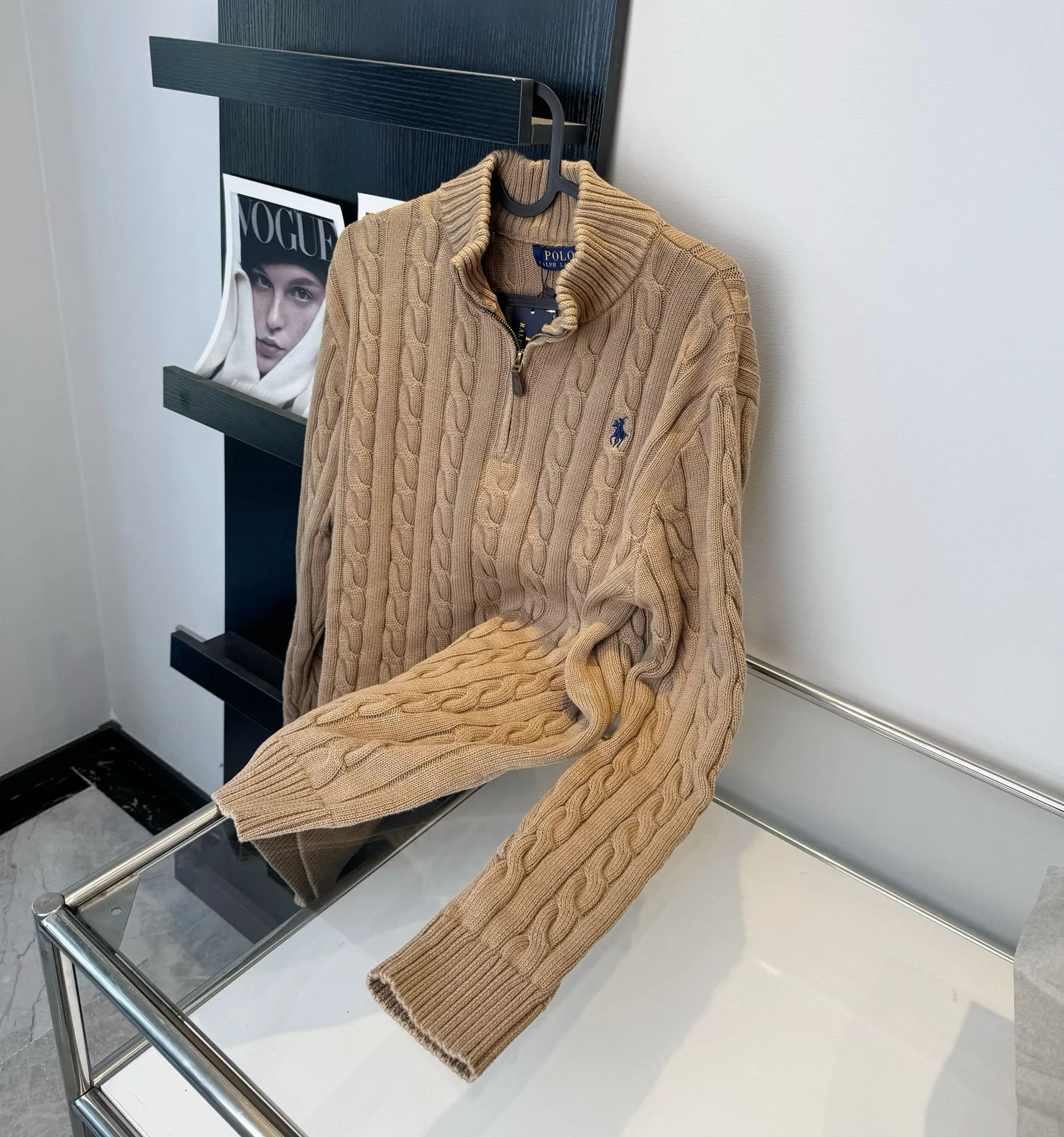 🅿️260 Style number: L03 RALPH LAUREN/Ralph Lauren classic war horse small label embroidered logo Paul polo turtleneck pullover classic half-zip knitted twist sweater sweater Size: Made of pure cotton yarn 🧶 blended with wool, pure cotton is skin-friendly and comfortable, small label war horse embroidered twist turtleneck sweater 🐎 high quality. Follow the blogger to learn how to wear it! Let’s get a Ralph Lauren cable sweater. It’s a super hard-to-find series after it became popular. It’s hard to find one on the official website. It’s simple and practical to wear, with a lazy and loose feel. The thickened fabric has more texture, soft and delicate feel, and a loose fit. Whether worn alone or layered, you can wear different styles of fashion with just one piece!   Size reference # xs s m l Length 64 66 68 70 Shoulder width 40 41 42 44 Bust 46 48 50 52